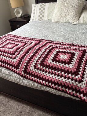 🌸 Vintage Handmade Granny Crochet Blanket /Throw - 64 inches by 30 inches🌸